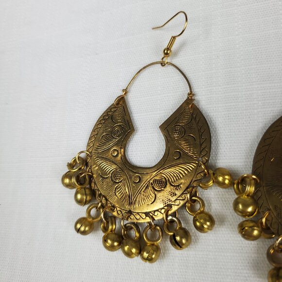 Gorgeous Vintage Gold Tone Indian Style Etched Chandelier Bell Hook Earrings - Picture 7 of 8